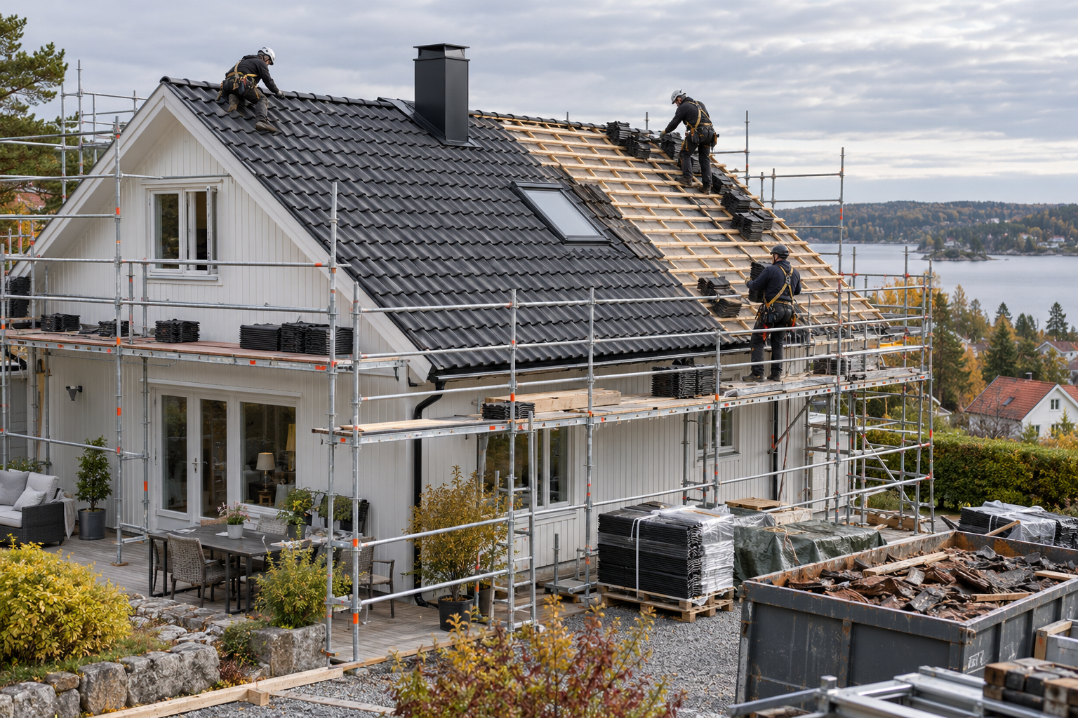 Takkläggare byter tak på villa med ställningar, blottad läkt och nya takpannor